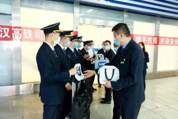  『高铁』每人一个大礼包！高铁司机间休室，欢迎武汉兄弟归来！