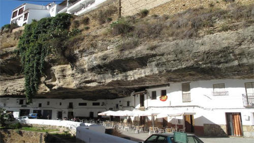 世界上最“奇特”的小镇：压在巨石下600多年，下雨也不用打伞