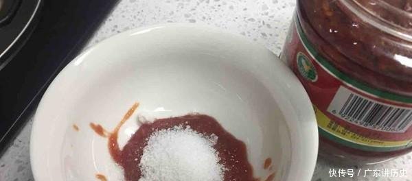  洗好备用：四川传统美食，鱼香肉丝，秋季吃饭的必选，隔三差五吃一次！