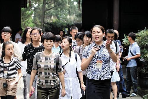 坐大巴车时，为何乘客不去服务区吃饭？连司机都拒绝，原因很简单