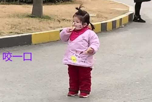  照片■小女孩隔着“口罩”吃米饼，这波“疑惑行为”，让路人笑出眼泪