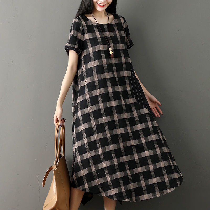 年过40的你偶尔装嫩一下，多穿这样的连衣裙配高跟鞋焕发女人味