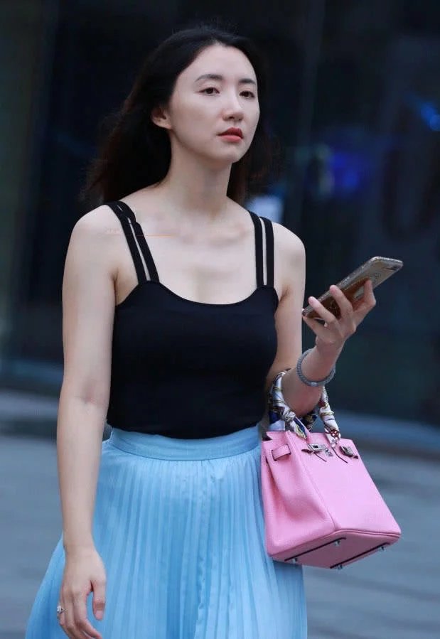 气质小姐姐双肩吊带显露白皙上围，飘飘长裙有种仙子临凡的感觉