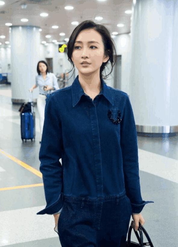 王鸥一身牛仔连体裤美出新高度!网友： 我就好奇她上厕所怎么办