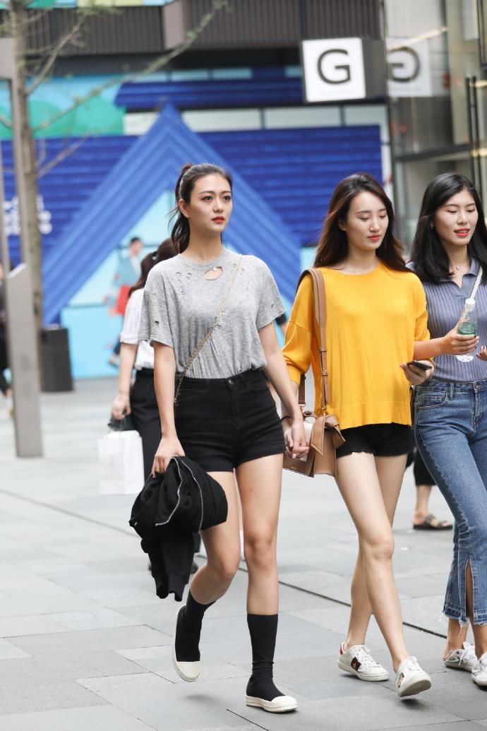 街拍:秋季美女们花式穿衣,大秀妖娆身姿,赚足了路人眼球!