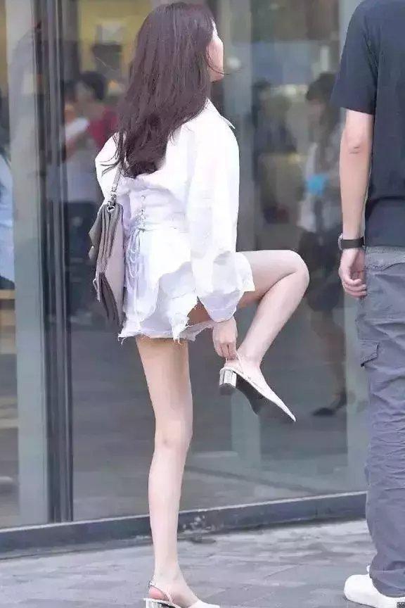 纯色收腰衫搭配白色短裤, 时尚造型若有所思