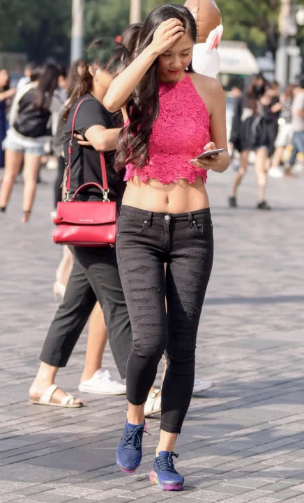 气质小姐姐紧身牛仔裤没有穿出吸睛的效果,露脐装却补足了这一点