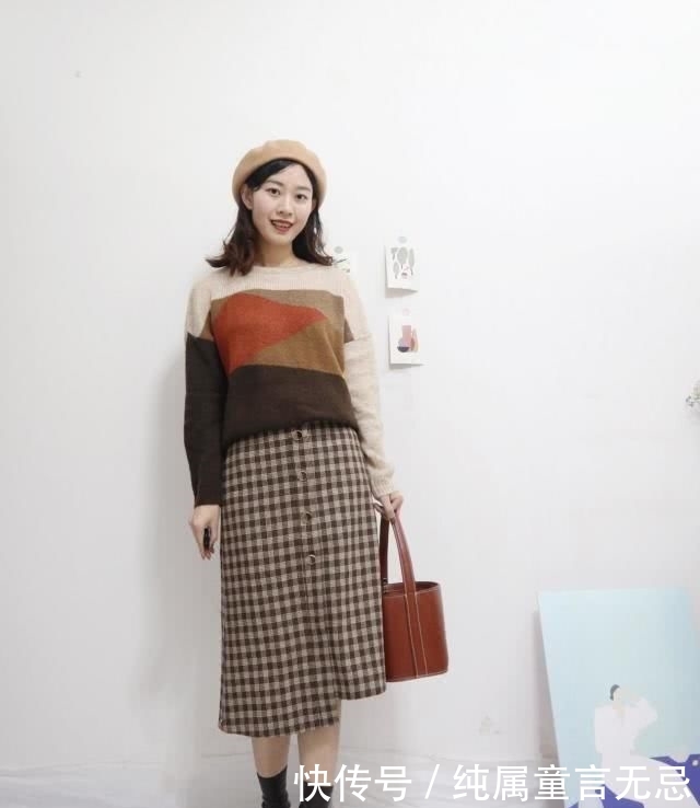 [采用]毛衣配小脚裤已“失宠”！品味女人选择搭配半身裙，时髦优雅显瘦