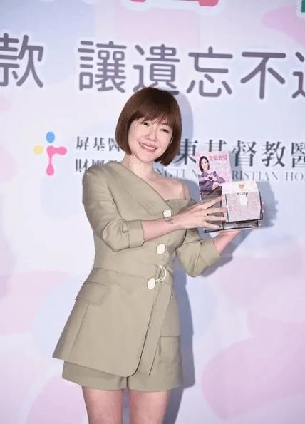  『小S』小S个子虽小，但身材比例很惊艳，穿黑色连衣裙藏不住大长腿