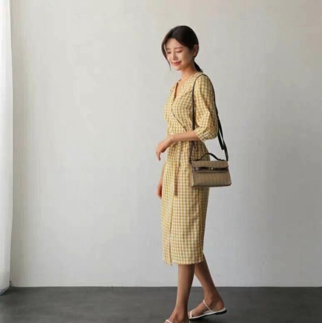  款淡黄：近期这条“浅黄的长连衣裙”忽然就火起来了，女星都会穿它！