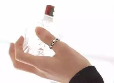  『右手』喜欢戴戒指吗？从你喜欢戴戒指的手指看你的心性，很准哦