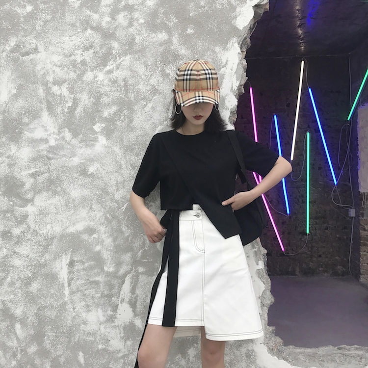 在男人眼里，女人穿这样的套装，特别有女人味，凸显你的好身材