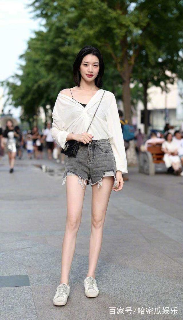 广东街拍:肤白貌美动人心弦，直男见到都会疯狂不已