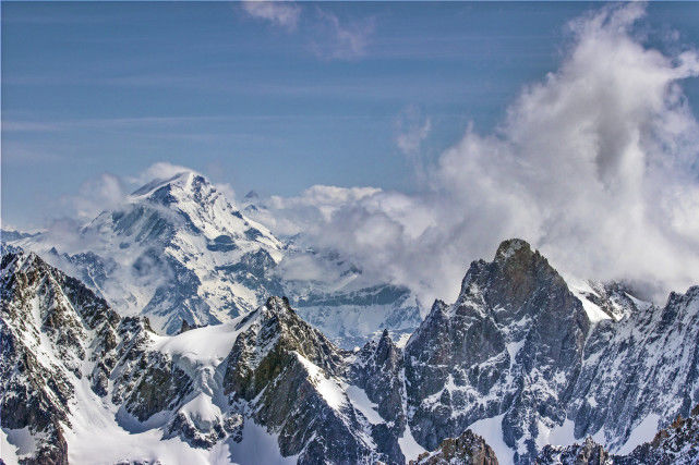 这座山峰每年吸引了各个国家的游客,风景美到让人窒息!