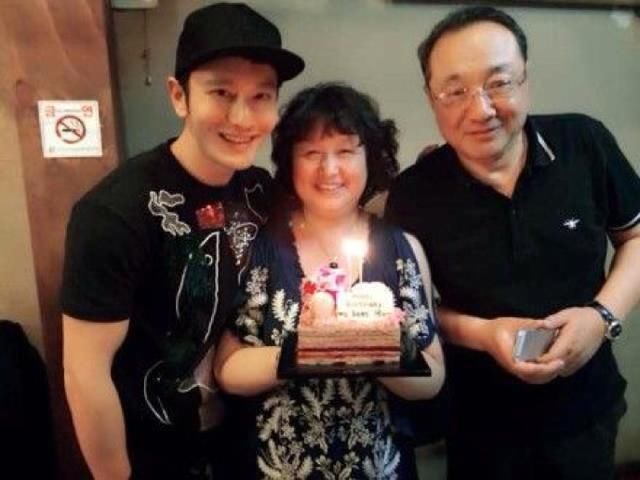 黄晓明无责却还要向母亲道歉？这则声明让我们看到明星也是普通人