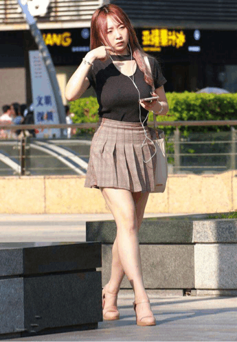 ?街拍: 超短裙美女回眸一笑的样子真是可爱迷人呀！