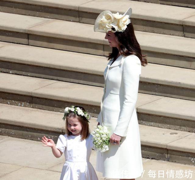 哈里大婚，凯特四穿旧衣低调登场，夏洛特公主吐舌抢镜