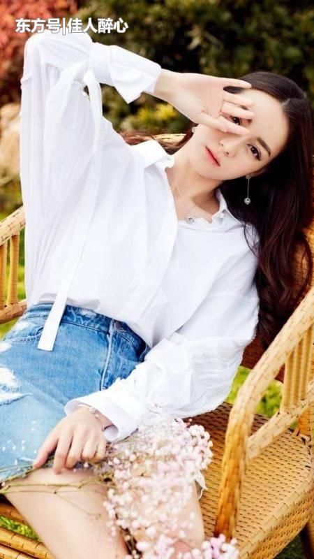 迪丽热巴身穿T恤配紧身裤，展现完美身材，网友彻底hold不住了！