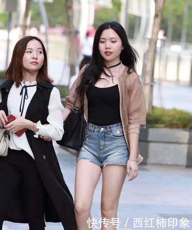 极品■街拍：身材火爆颜值高极品小姐姐被星探抓拍,旁边闺蜜的眼神亮了！