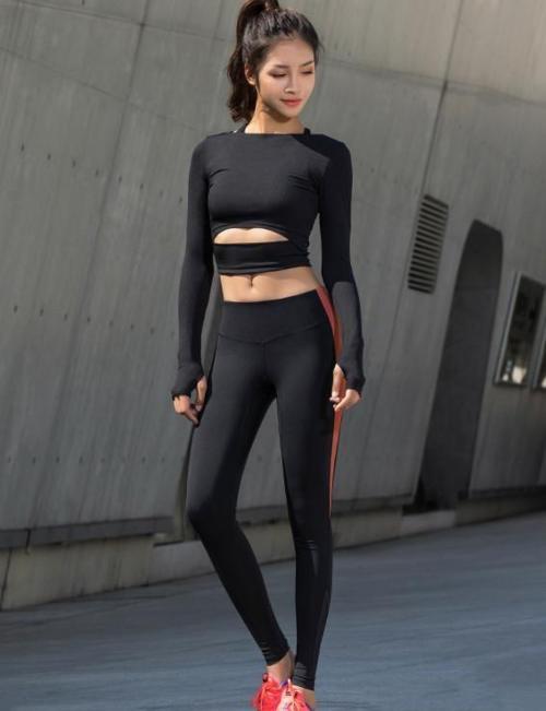 紧身打底裤：甜蜜迷人的美女，身材曲线很有型，魅力十足！