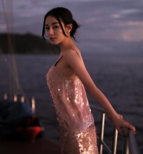 迪丽热巴穿背心型泳装，身材这么好，还是太低调了