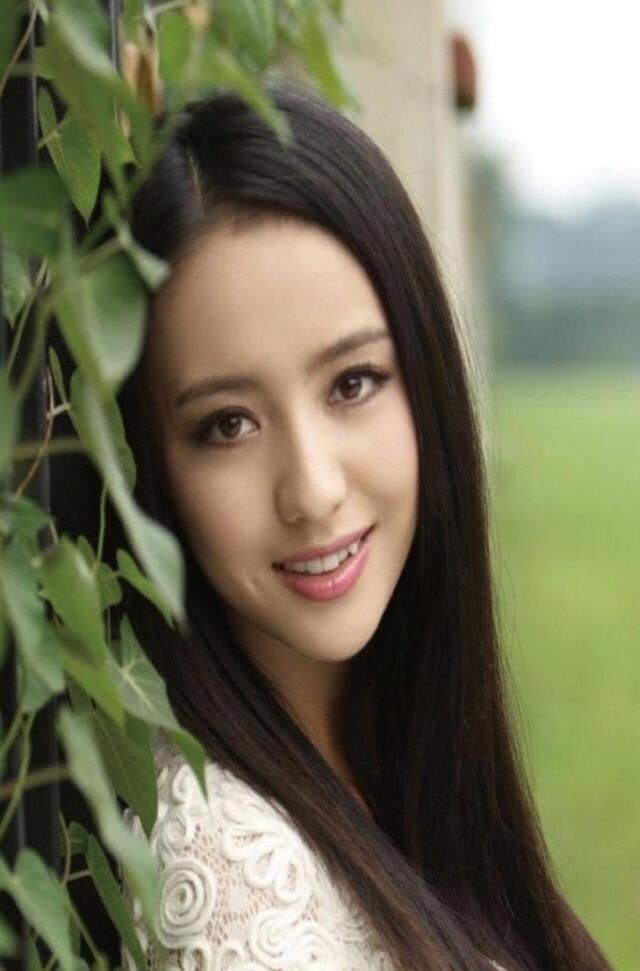 「时髦」女人别再留黑长直了,很显老,今年流行这4种发型,时髦又显脸小