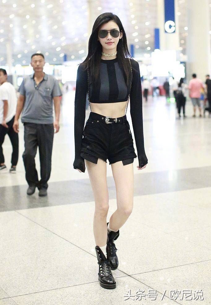 奚梦瑶机场狂秀S腰、大长腿，网友:我要有这样的身材我也天天秀