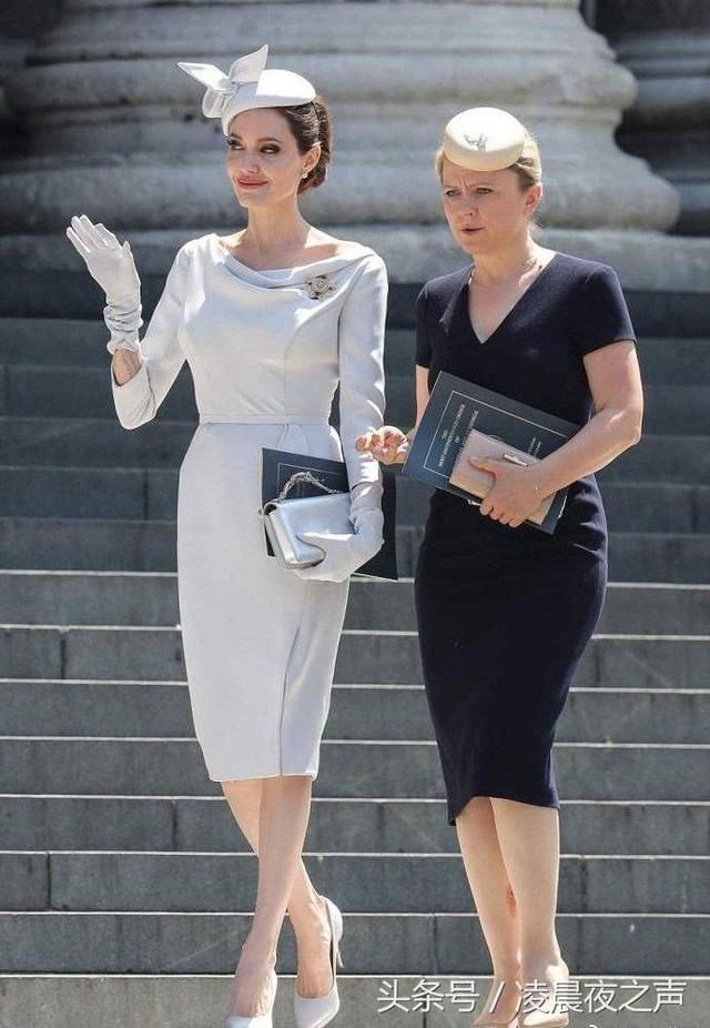 安吉丽娜朱莉出席活动，贵气优雅比肩凯特王妃，不入皇室可惜了