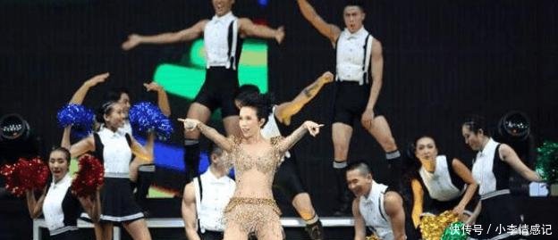 莫文蔚带来性感暴击穿衣只遮重点部位，网友小蛮腰