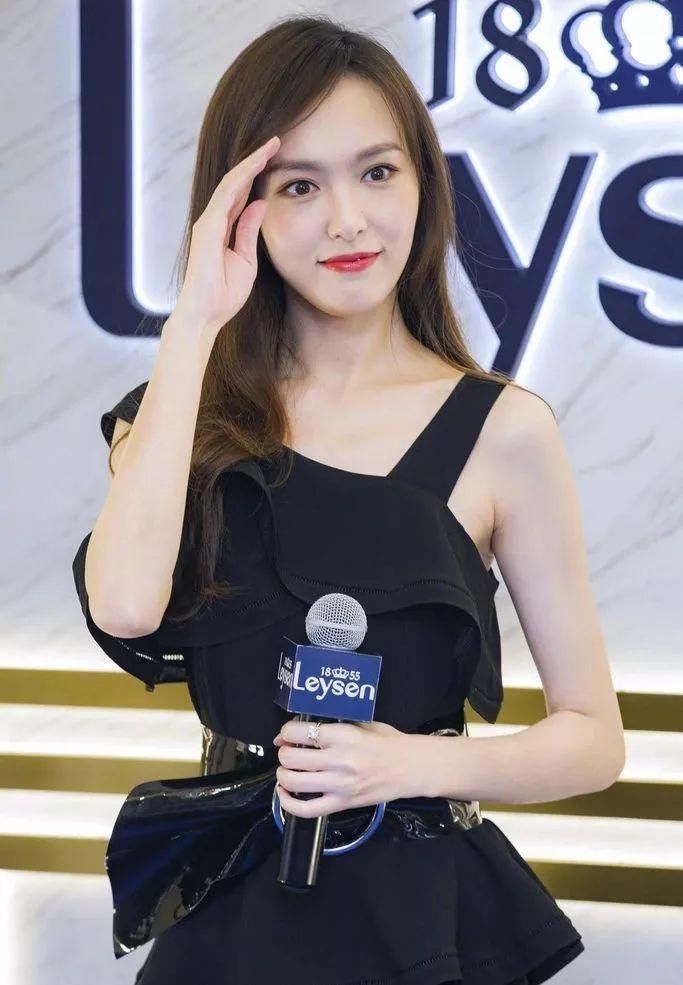 35岁唐嫣美翻!一身黑色长裙半露香肩，网友:罗晋真有福