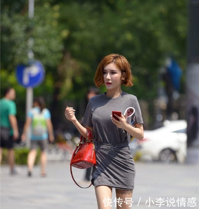 街拍网红，腿上的纹身，不仔细看像是丝袜边