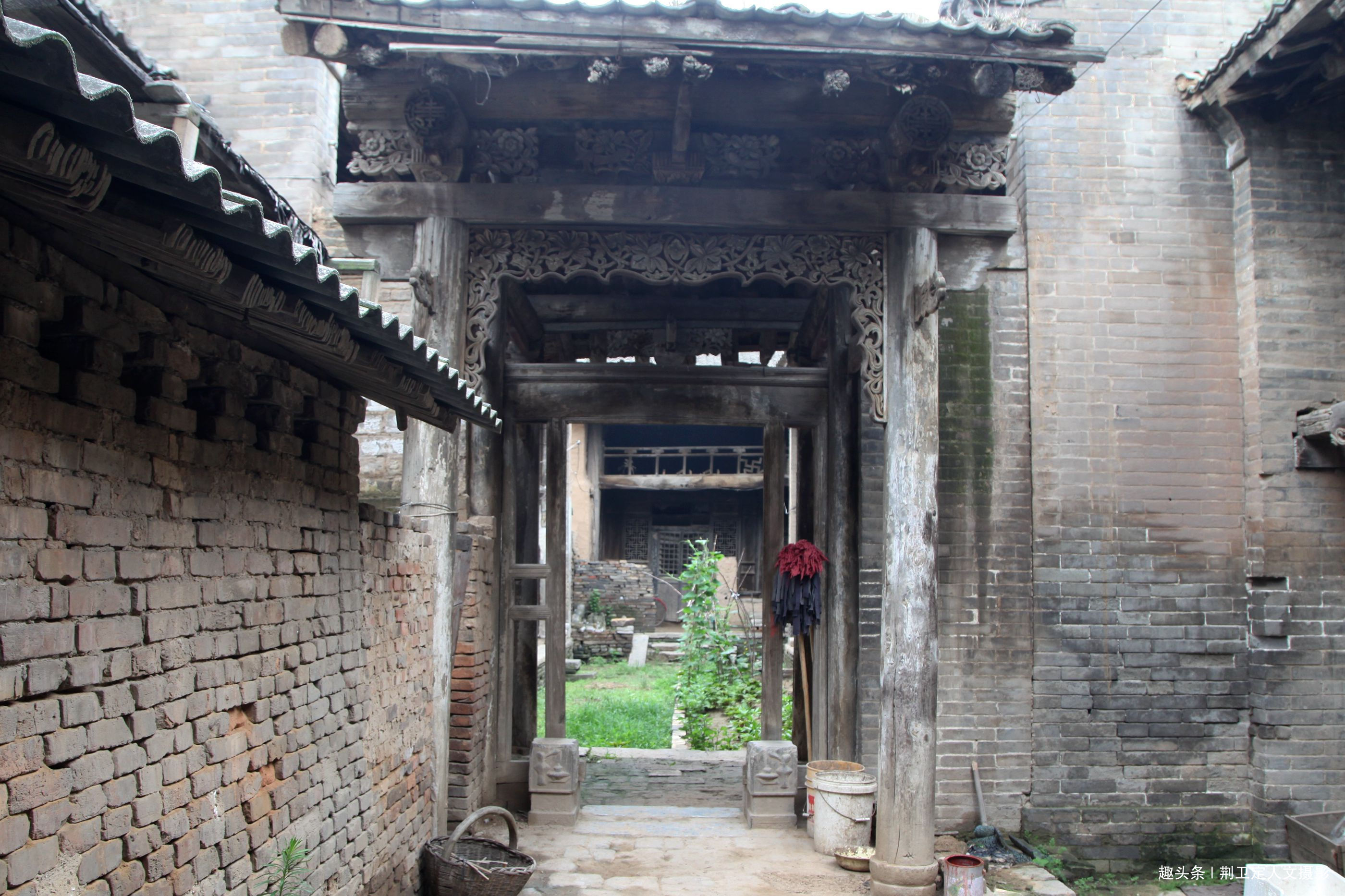 8旬老人居住200年豪宅,砖雕“百鸟朝凤”精美,看看啥样