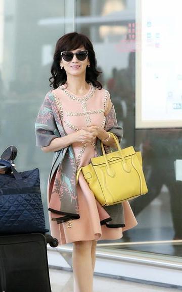 赵雅芝现机场, 一件毛衣惹争议, 网友: 女神也hold不住紧身啊!