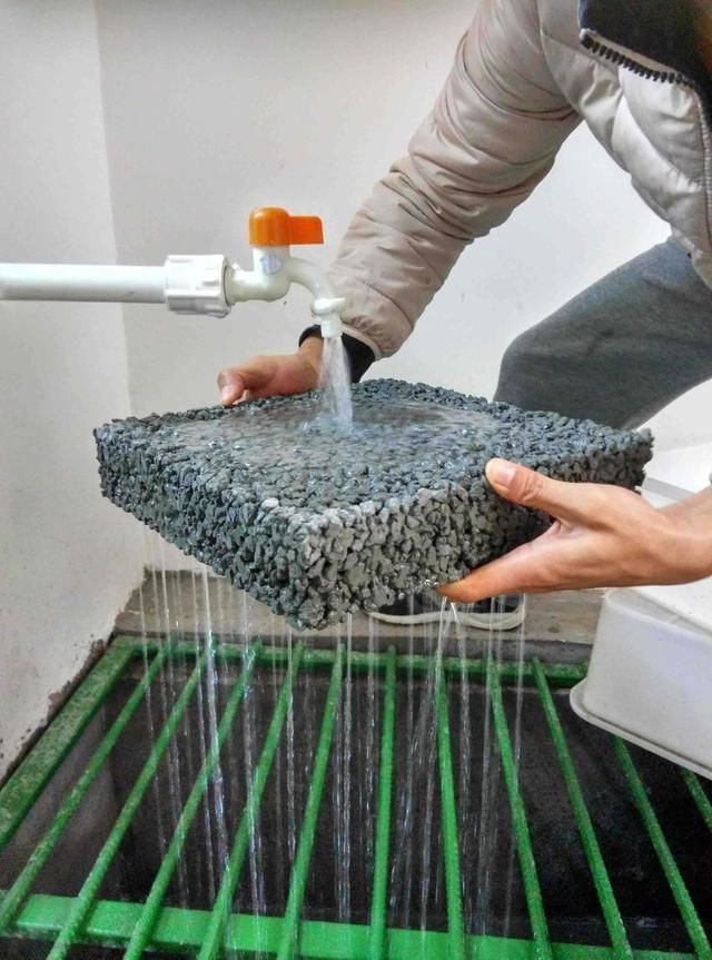  【水泥】农村院子别铺水泥了，现在流行这种新型材料，防滑排水