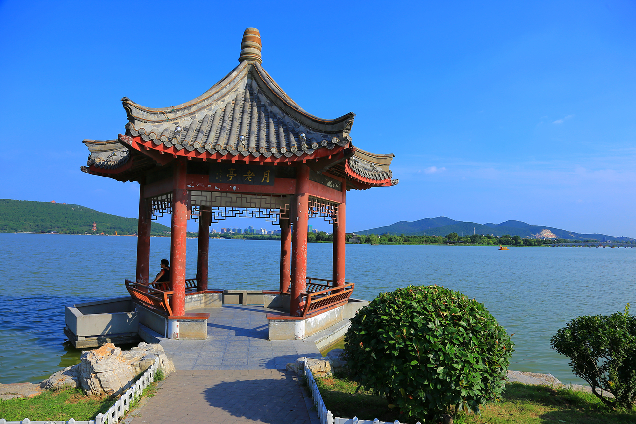 江苏一个少有人知的湖泊,三面环山,一面临城,是5A级旅游景区