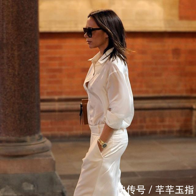 贝嫂穿连裆裤现身，裤裆都不到膝盖，网友直呼走起路来像个企鹅