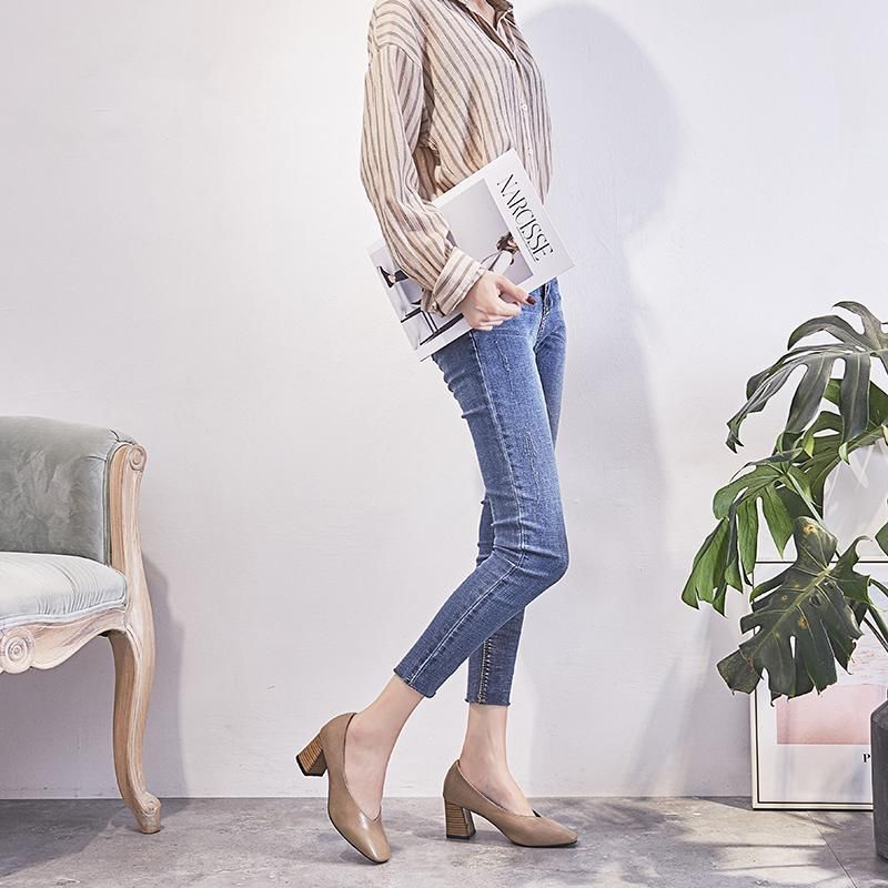 女人40岁以后，不管穿裤子还是裙子，少穿这3种鞋子，难看掉档次