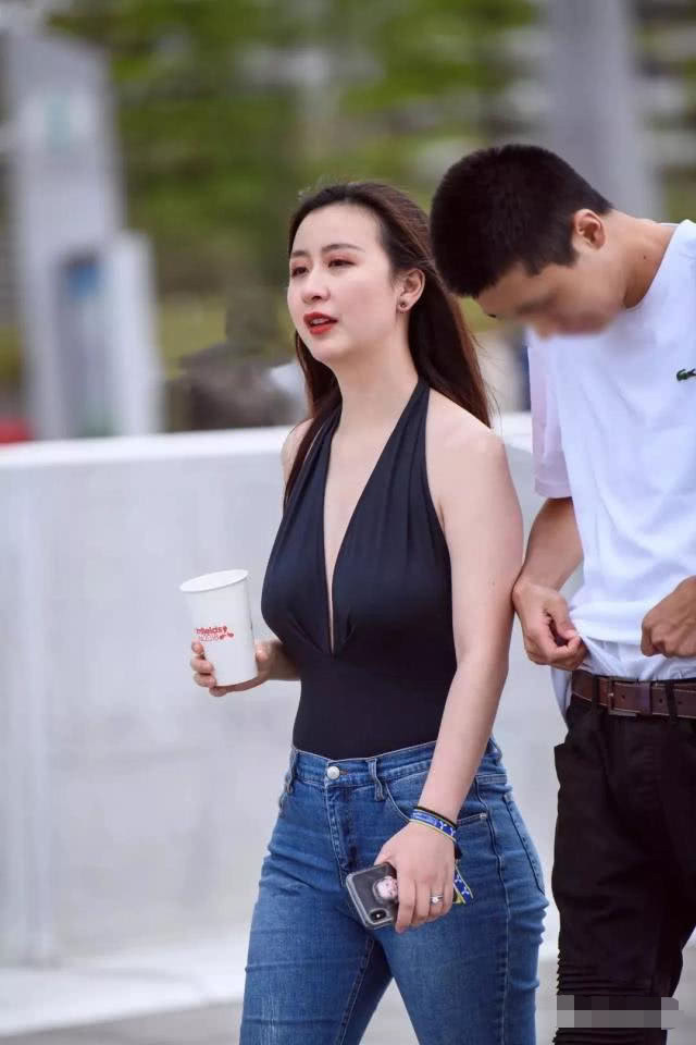 微胖小姐姐性感露背装搭配紧身牛仔裤，凹凸有致的身材让人羡慕