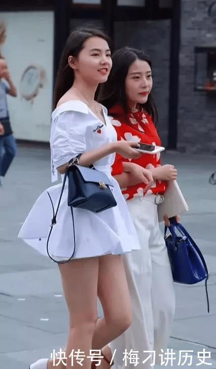 『美女』美女街拍白色真是个神奇的颜色,可以优雅性感,也可以活泼可爱