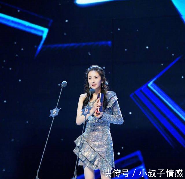 杨幂素颜现身，网友直呼差好大，离开妆发加持还不如路人好看呢