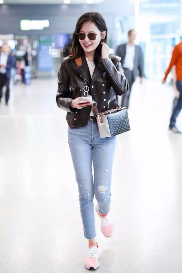 辛芷蕾真大胆！穿的开叉裙都快拉到跨了 根本遮不住