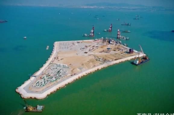 中国又一国之重器报道，4根钢柱直插海底，老外直呼：世界奇迹！
