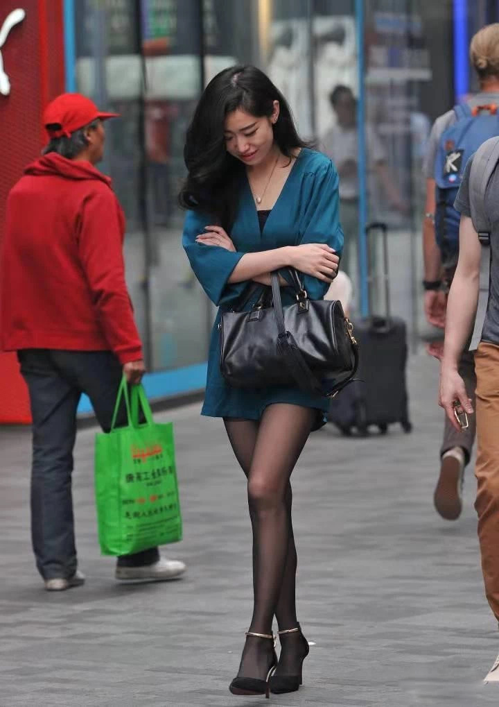 「黑色」美女街拍:觉得黑色俗气?那是你没见过这样的美女穿!