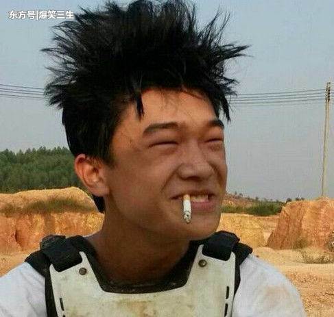 妹子，这裙子也太短了吧，还穿高跟鞋，这下崴脚了，内衣都出来了