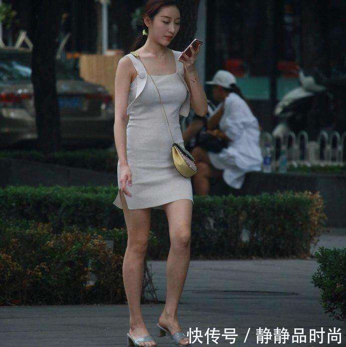 街拍: 皮肤白皙的辣妈, 腿型也是很好看的