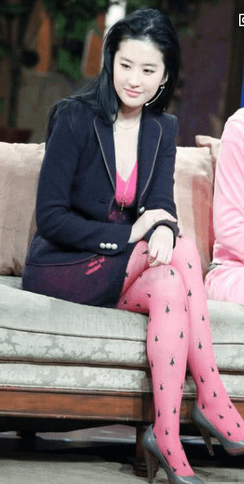 明星穿丝袜：杨幂土气，王菲穿出新风格，最惊艳的还是腿粗的她