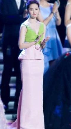 刘亦菲的“桃子装”被网友说像“贵妇”，只有我觉得她穿上是可爱