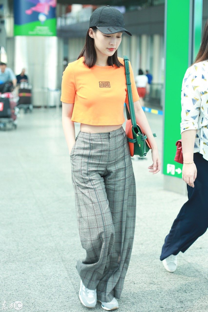 张俪,李沁,佟丽娅,机场比白,网友:都没面粉白!