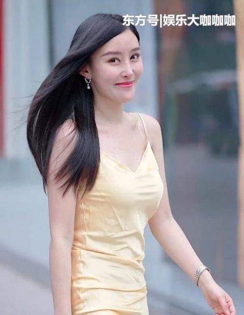  『针织』街拍：天姿国色的美女，一件浅色的针织连衣裙，优雅迷人风采