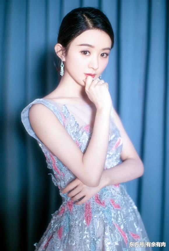 实力女明星赵丽颖，穿着气质型纯色礼服，果然有颜值能任性!